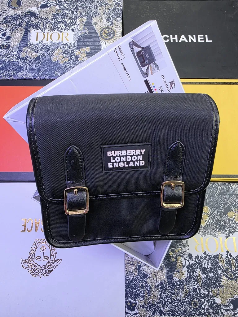 Pochettes Burberry Noir